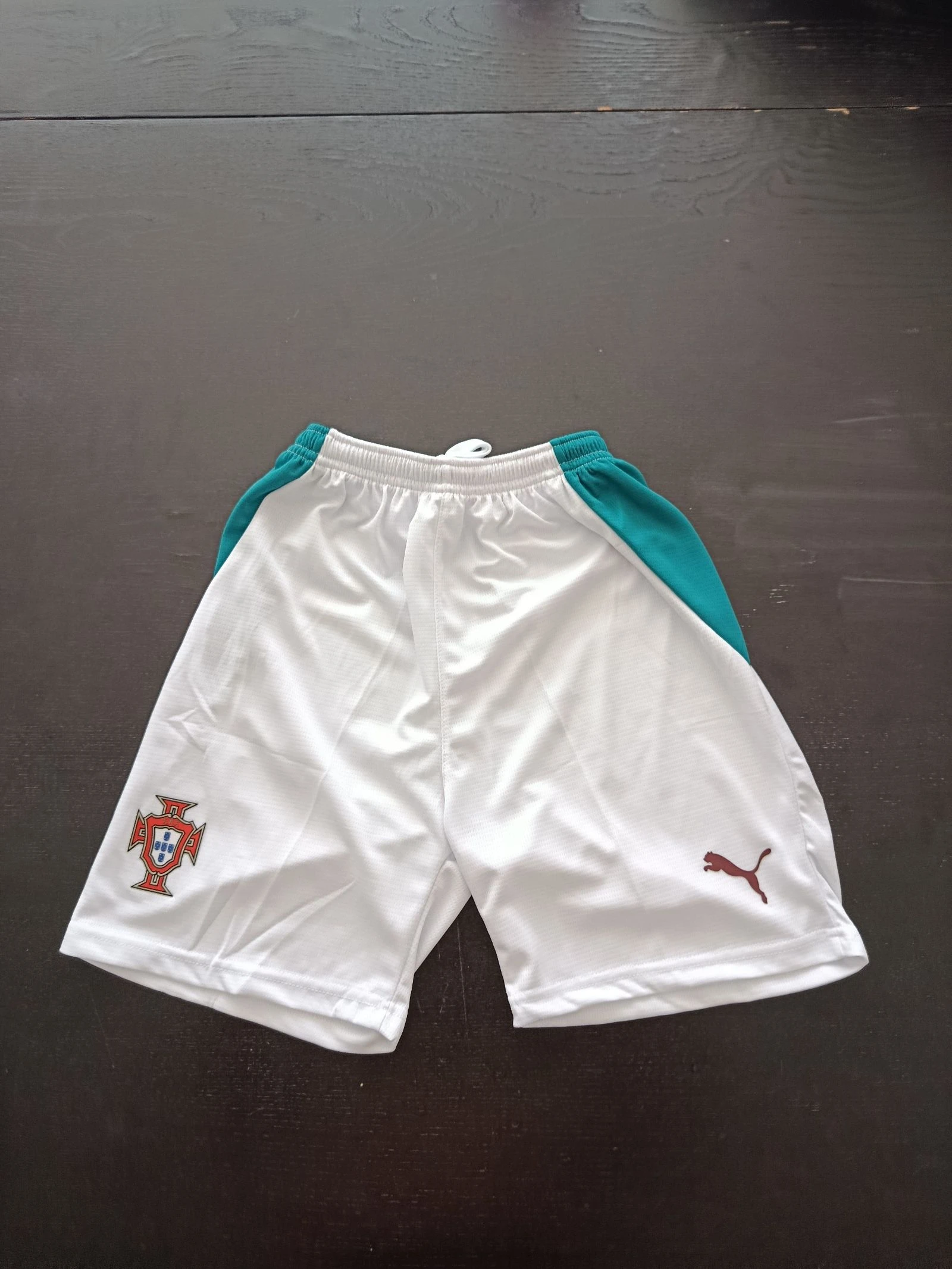 Calções de criança da Seleção Portuguesa, tamanho 12/13 anos.
